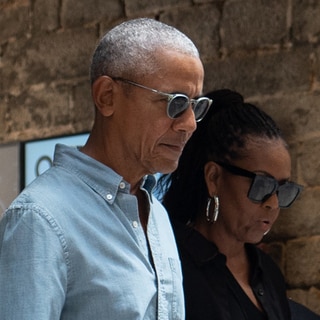 Barack Obama mit seiner Frau Michelle Obama. Der ehemalige US-Präsident wird als "brat" bezeichnet, weil er Charli XCX hört.