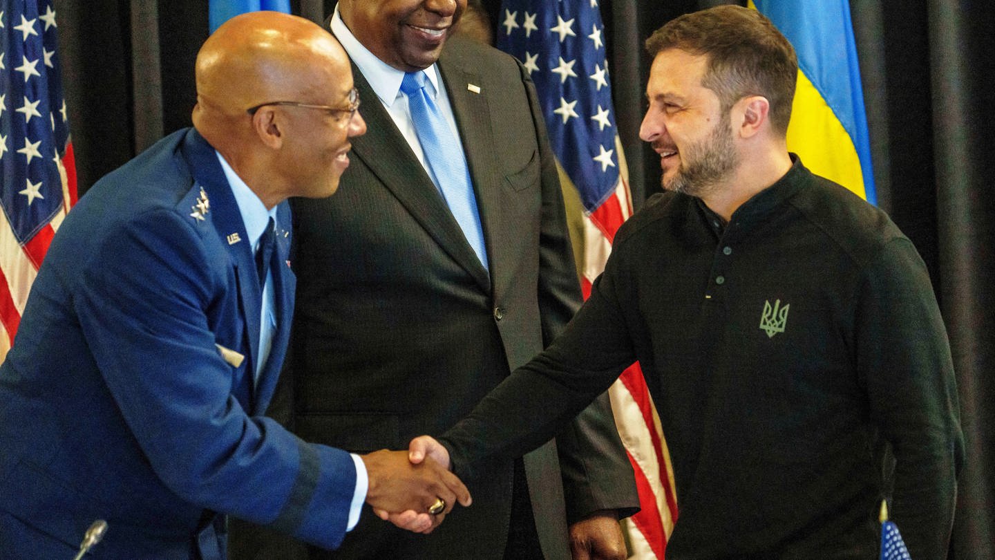 Charles Q. Brown Jr. (l), Generalstabschef der Streitkräfte der USA, und Wolodymyr Selenskyj (r), Präsident der Ukraine, begrüßen sich beim Treffen der Ukraine-Kontaktgruppe auf der US Air Base Ramstein.