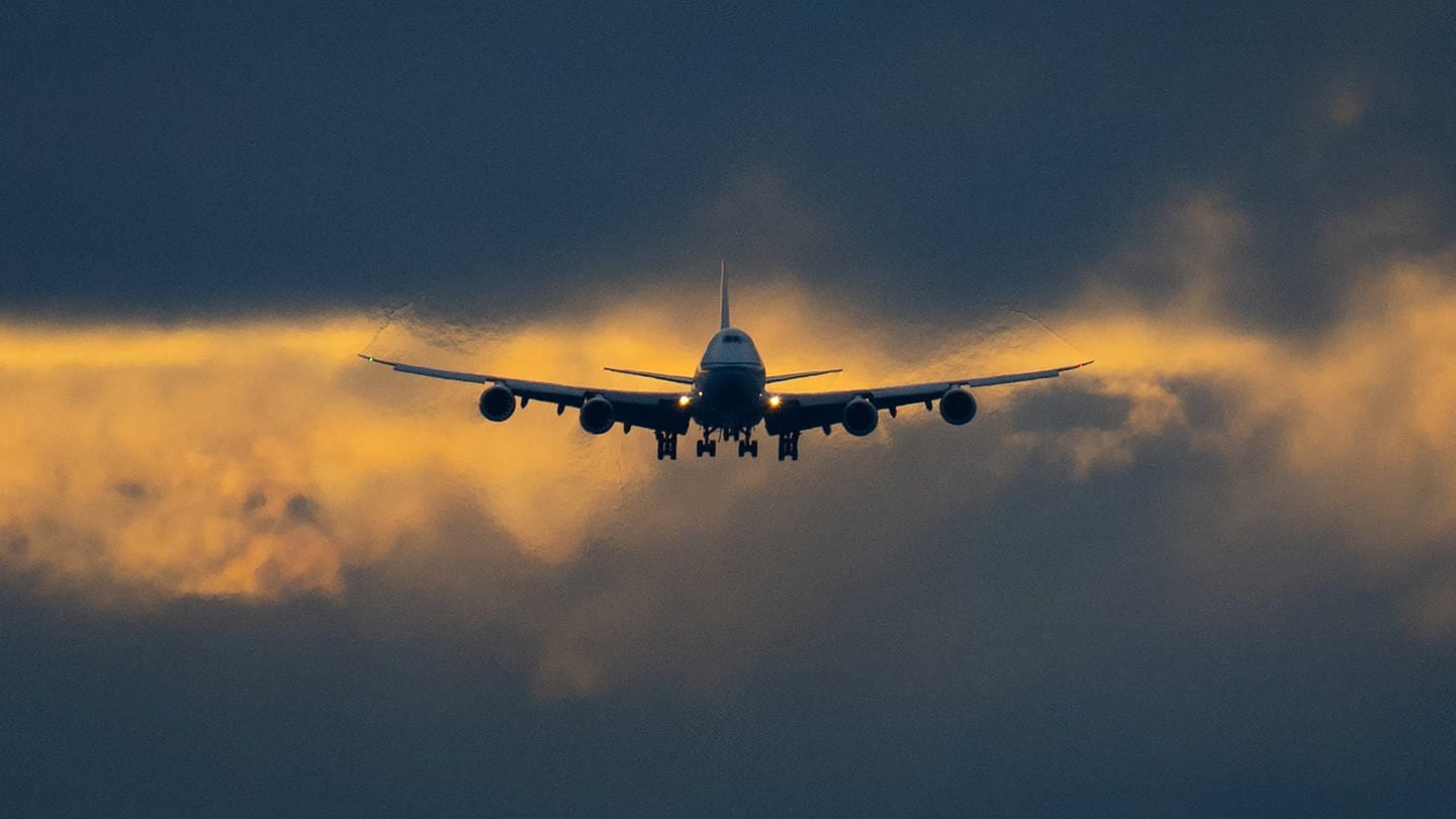 Ein Flugzeug ist in der Luft und setzt zur Landung an.