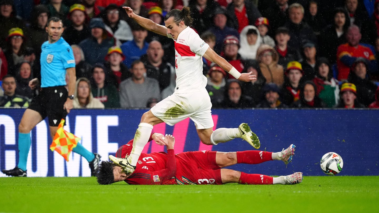 Im Nations-League-Spiel zwischen der Türkei und Wales tritt Çağlar Söyüncü Kieffer Moore in einem verunglückten Zweikampf ins Gesicht.