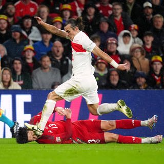 Im Nations-League-Spiel zwischen der Türkei und Wales tritt Çağlar Söyüncü Kieffer Moore in einem verunglückten Zweikampf ins Gesicht.