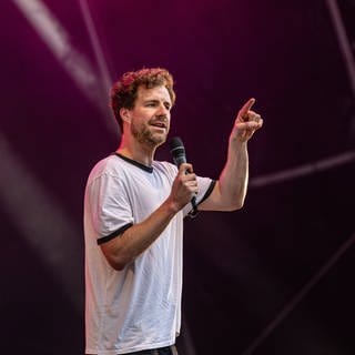 Luke Mockridge auf der Bühne. Der Comedian hat sich in einem Podcast über die Paralympics lustig gemacht.