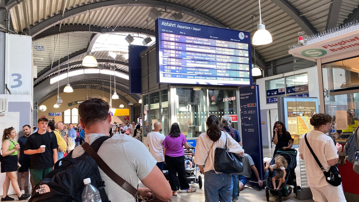 Menschen stecken wegen einer technischen Störung bei der Deutschen Bahn am Mainzer Hauptbahnhof fest.