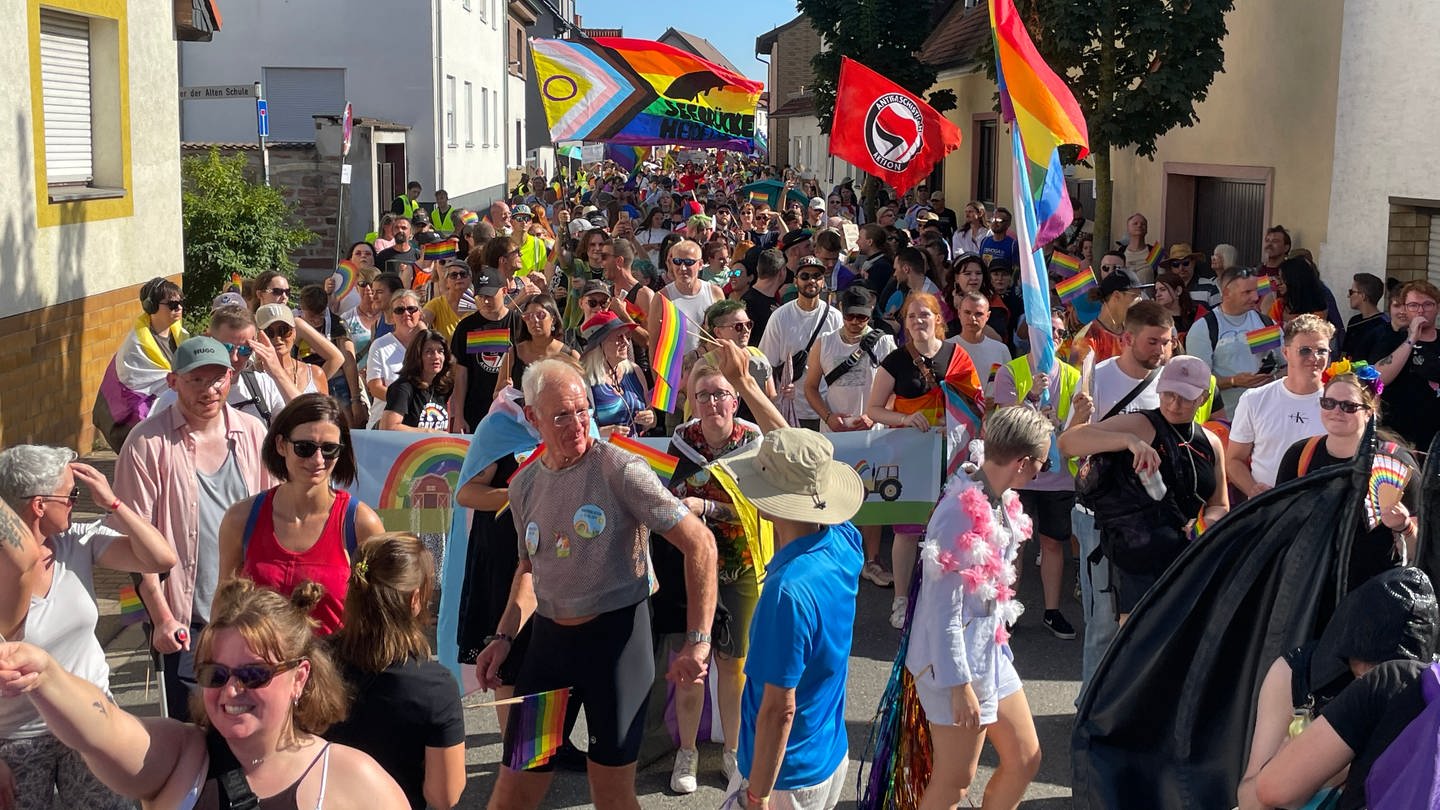 Hunderte Menschen bei der Dorfpride im Kreis Ketsch.