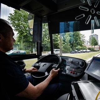 Busfahrer im Dienst, der gerade Bus fährt: Prämie fürs Nicht-Krankmelden.