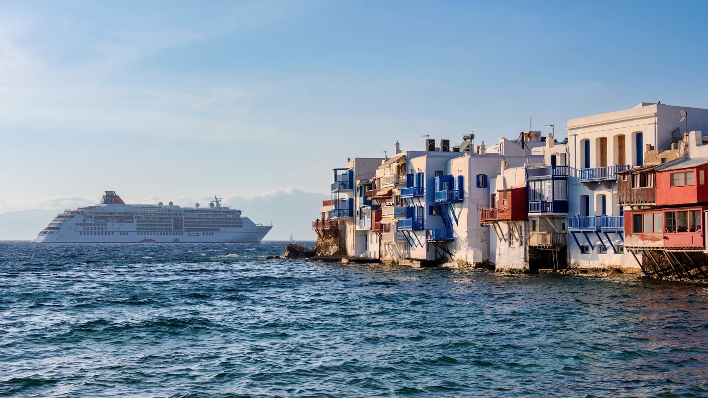 Mykonos-Stadt, Insel Mykonos, im Hintergrund ein Kreuzfahrtschiff