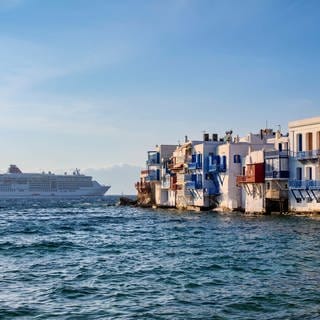 Mykonos-Stadt, Insel Mykonos, im Hintergrund ein Kreuzfahrtschiff