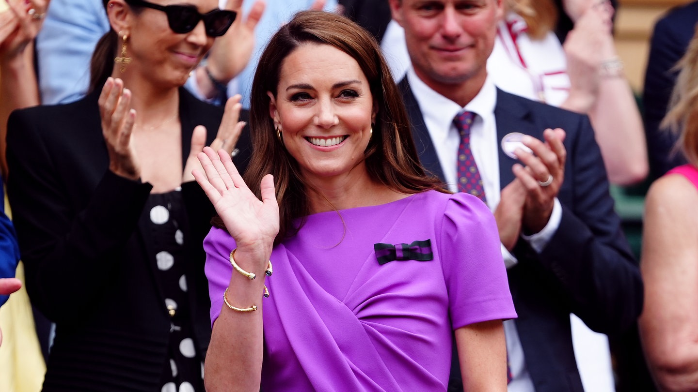 Kate, Princess of Wales, winkt vor dem Finale aus der Royal Box im All England Lawn Tennis and Croquet Club.