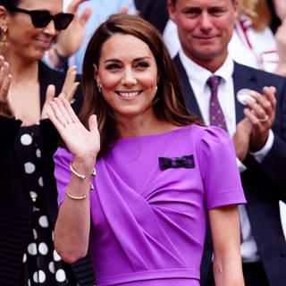 Kate, Princess of Wales, winkt vor dem Finale aus der Royal Box im All England Lawn Tennis and Croquet Club.