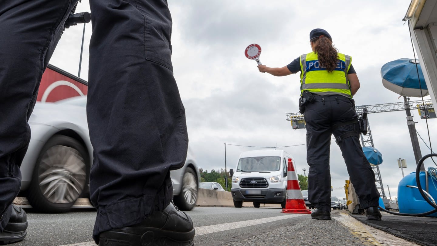 Polizisten stehen  bei Grenzkontrolle der Bundespolizei am Grenzübergang zwischen Österreich und Deutschland an der Autobahn A8.