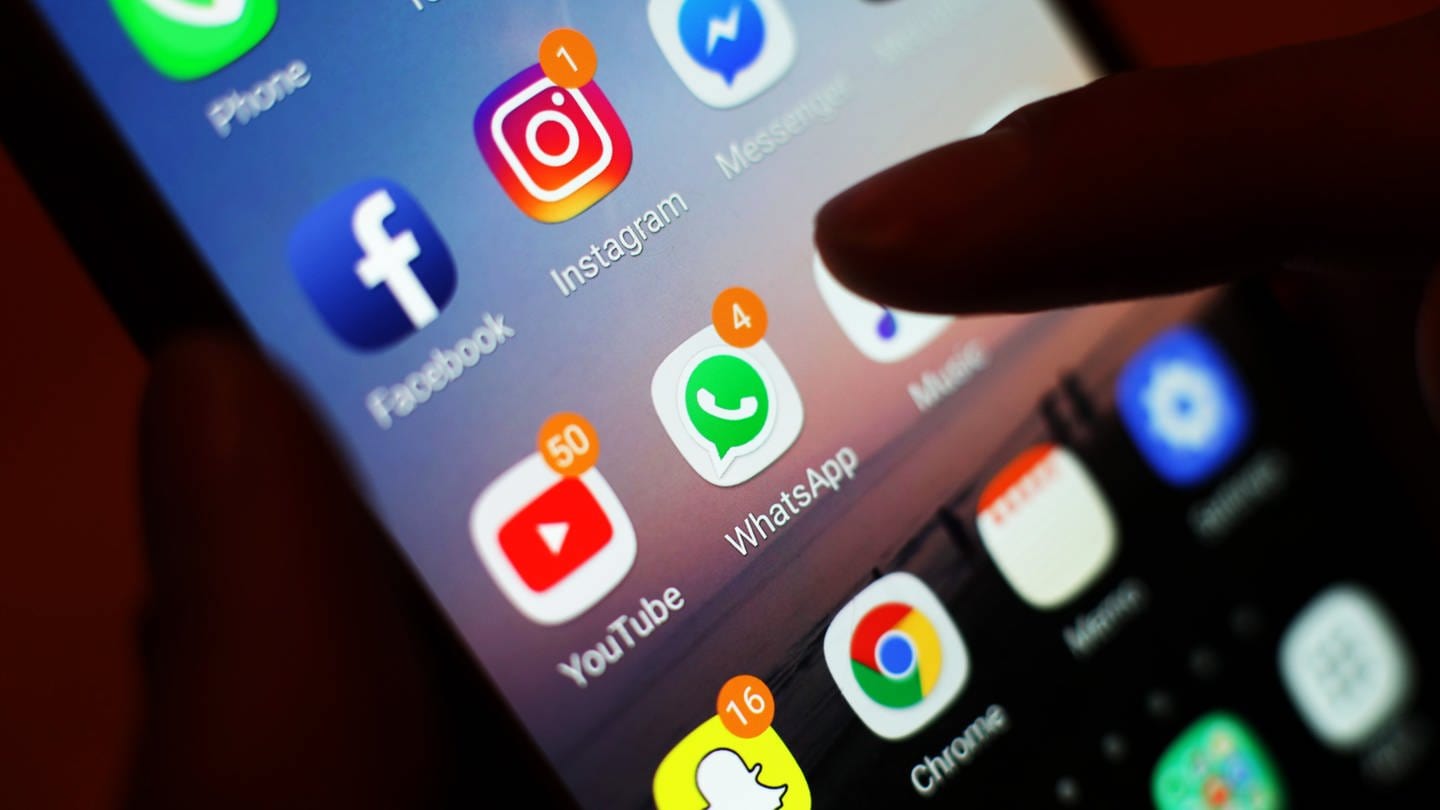 Ein Blick auf ein Handy mit den verschiedenen Social Media Apps, wie Facebook, Instagram, WhatsApp. Australien will für Social Media eine Altersgrenze von 14 bis 16 Jahren.