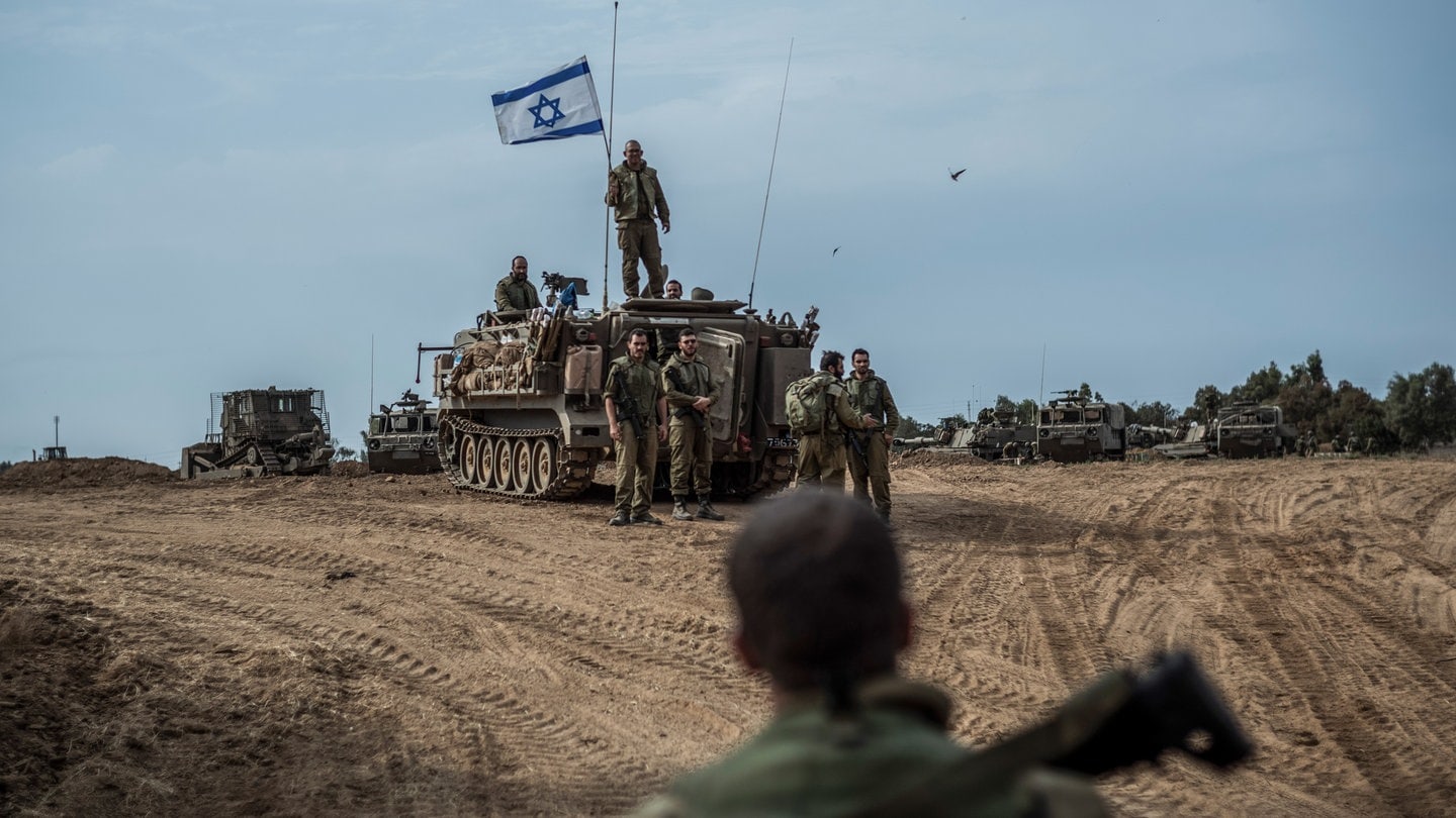 Israelische Soldaten sind in der Nähe der Grenze zwischen Israel und dem Gazastreifen im Einsatz. Der Verteidigungsminister des Landes hat gesagt, dass die Hamas zerschlagen worden sei.