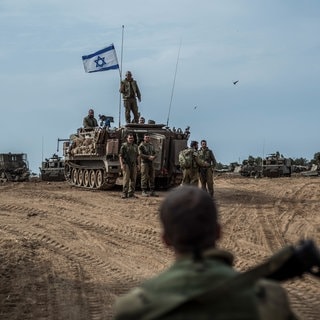 Israelische Soldaten sind in der Nähe der Grenze zwischen Israel und dem Gazastreifen im Einsatz. Der Verteidigungsminister des Landes hat gesagt, dass die Hamas zerschlagen worden sei.