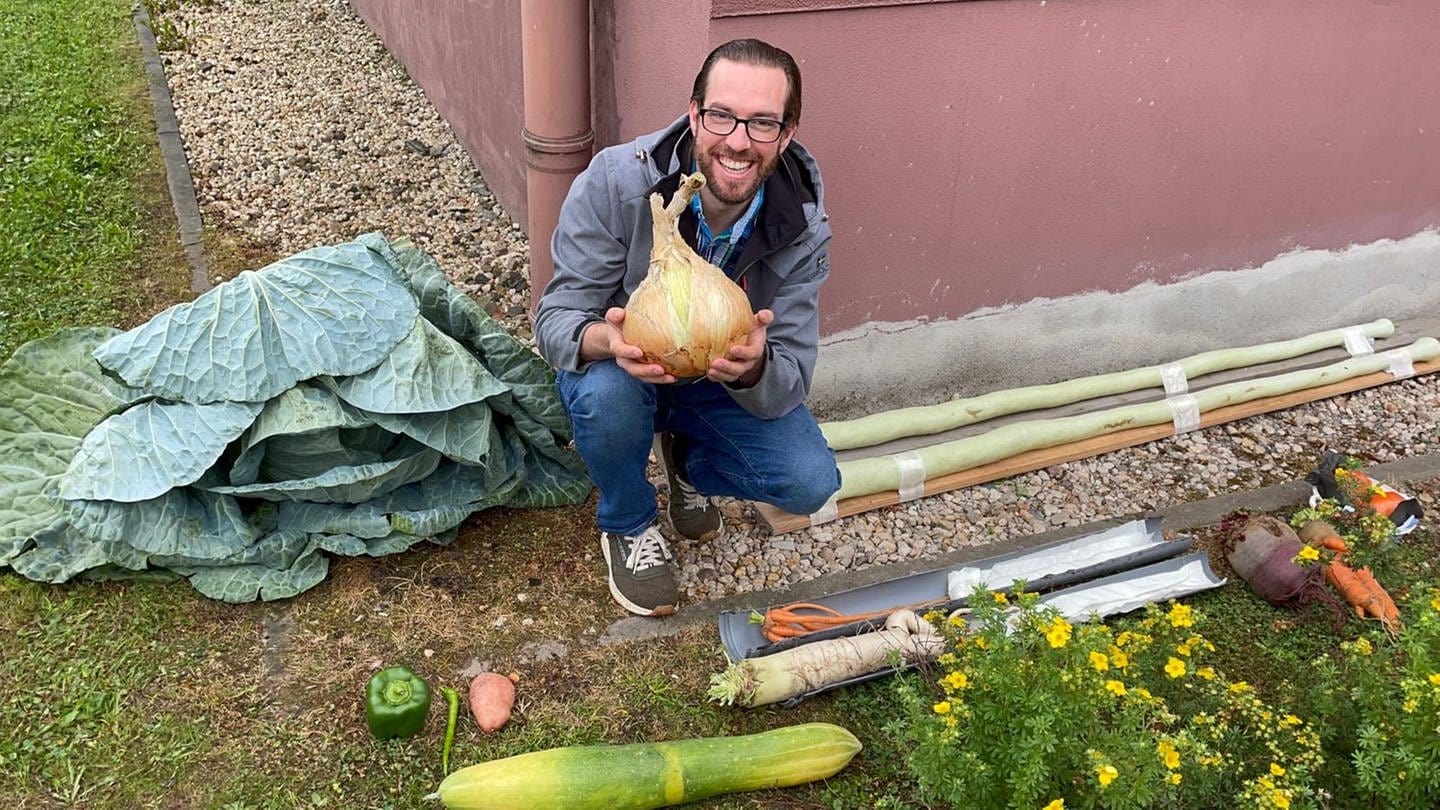 Rolf Böhland aus Emmingen-Liptingen präsentiert sein Riesengemüse. Mit der Zwiebel hat er einen Rekord geknackt.