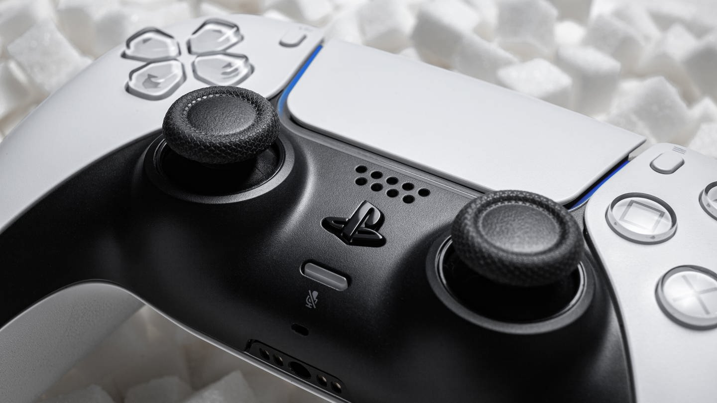 Ein weißer Controller für die PlayStation 5.