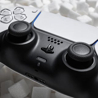 Ein weißer Controller für die PlayStation 5.