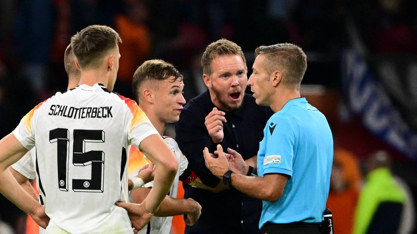 Joshua Kimmich und Julian Nagelsmann diskutieren mit dem Schiedsrichter nach dem Schlusspfiff.