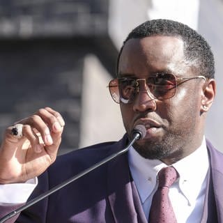 Rapper und Produzent Sean "Diddy" Combs - Er hat jetzt von einem Gericht eine 100 Millionen Dollar Strafe bekommen.