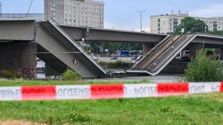 Teile der Carolabrücke über der Elbe sind eingestürzt.