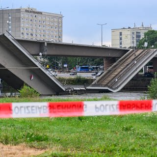 Teile der Carolabrücke über der Elbe sind eingestürzt.