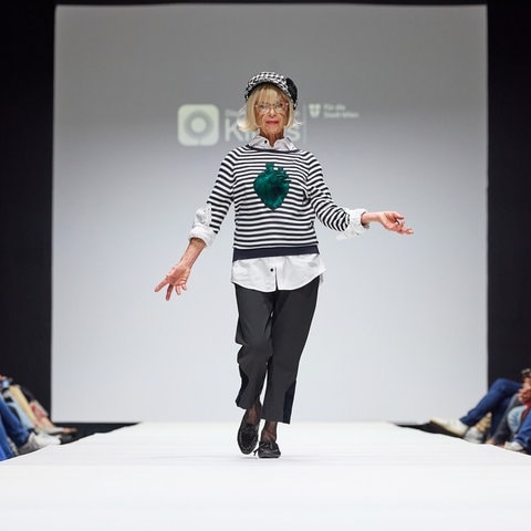 Bei der Vienna Fashion Week haben Seniorinnen eine eigene Kollektion vorgestellt. Das Besondere: Alle Teile sind upgecycelt!