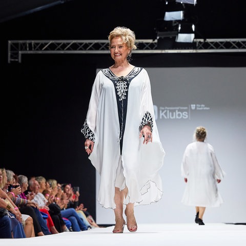 Bei der Vienna Fashion Week haben Seniorinnen eine eigene Kollektion vorgestellt. Das Besondere: Alle Teile sind upgecycelt!