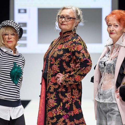 Bei der Vienna Fashion Week haben Seniorinnen eine eigene Kollektion vorgestellt. Das Besondere: Alle Teile sind upgecycelt!