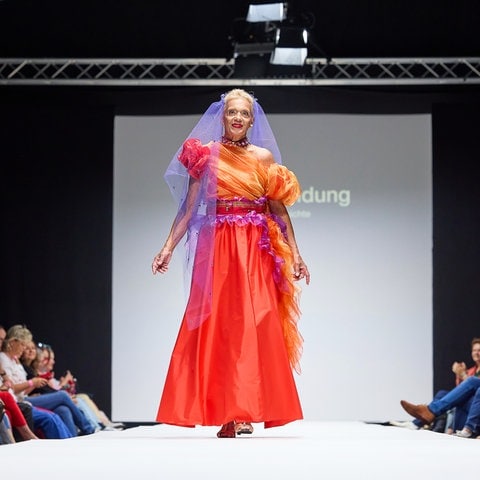 Bei der Vienna Fashion Week haben Seniorinnen eine eigene Kollektion vorgestellt. Das Besondere: Alle Teile sind upgecycelt!