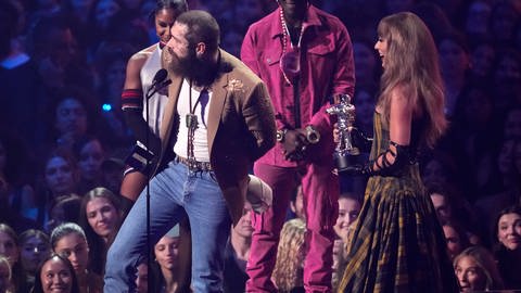 Post Malone (l) und Taylor Swift nehmen den Preis für die beste Zusammenarbeit für "Fortnight" während der MTV Video Music Awards in der UBS Arena entgegen. Jordan Chiles und Flava Flav schauen zu.