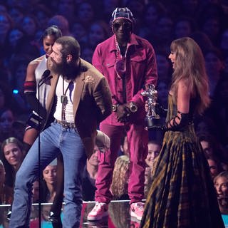 Post Malone (l) und Taylor Swift nehmen den Preis für die beste Zusammenarbeit für "Fortnight" während der MTV Video Music Awards in der UBS Arena entgegen. Jordan Chiles und Flava Flav schauen zu.