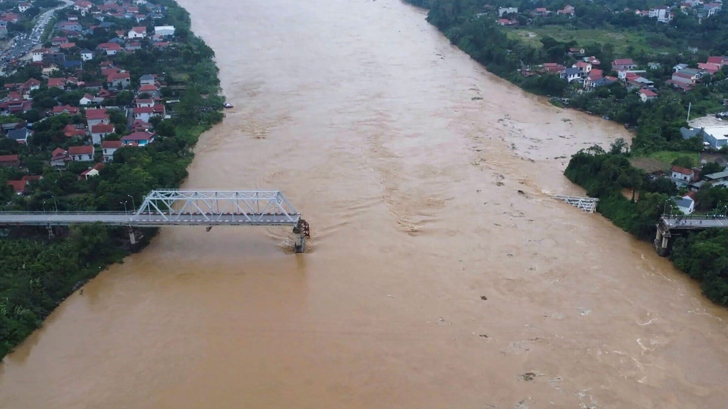 Einsturz einer Brücke aufgrund der durch den Taifun 