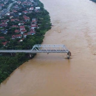 Einsturz einer Brücke aufgrund der durch den Taifun "Yagi" ausgelösten Überschwemmungen in der vietnamesischen Provinz Phu Tho.