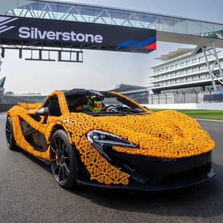 LEGO hat einen McLaren P1 in Originalgröße nachgebaut. Das Besondere: Der Rennwagen fährt sogar!