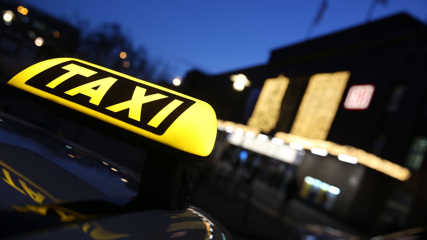 Ein Taxi-Schild - Nach stundenlanger Fahrt von Heilbronn nach Burladingen kann eine 21-Jährige die hohe Rechnung nicht zahlen. Sie greift den Fahrer an.