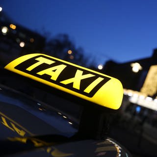 Ein Taxi-Schild - Nach stundenlanger Fahrt von Heilbronn nach Burladingen kann eine 21-Jährige die hohe Rechnung nicht zahlen. Sie greift den Fahrer an.