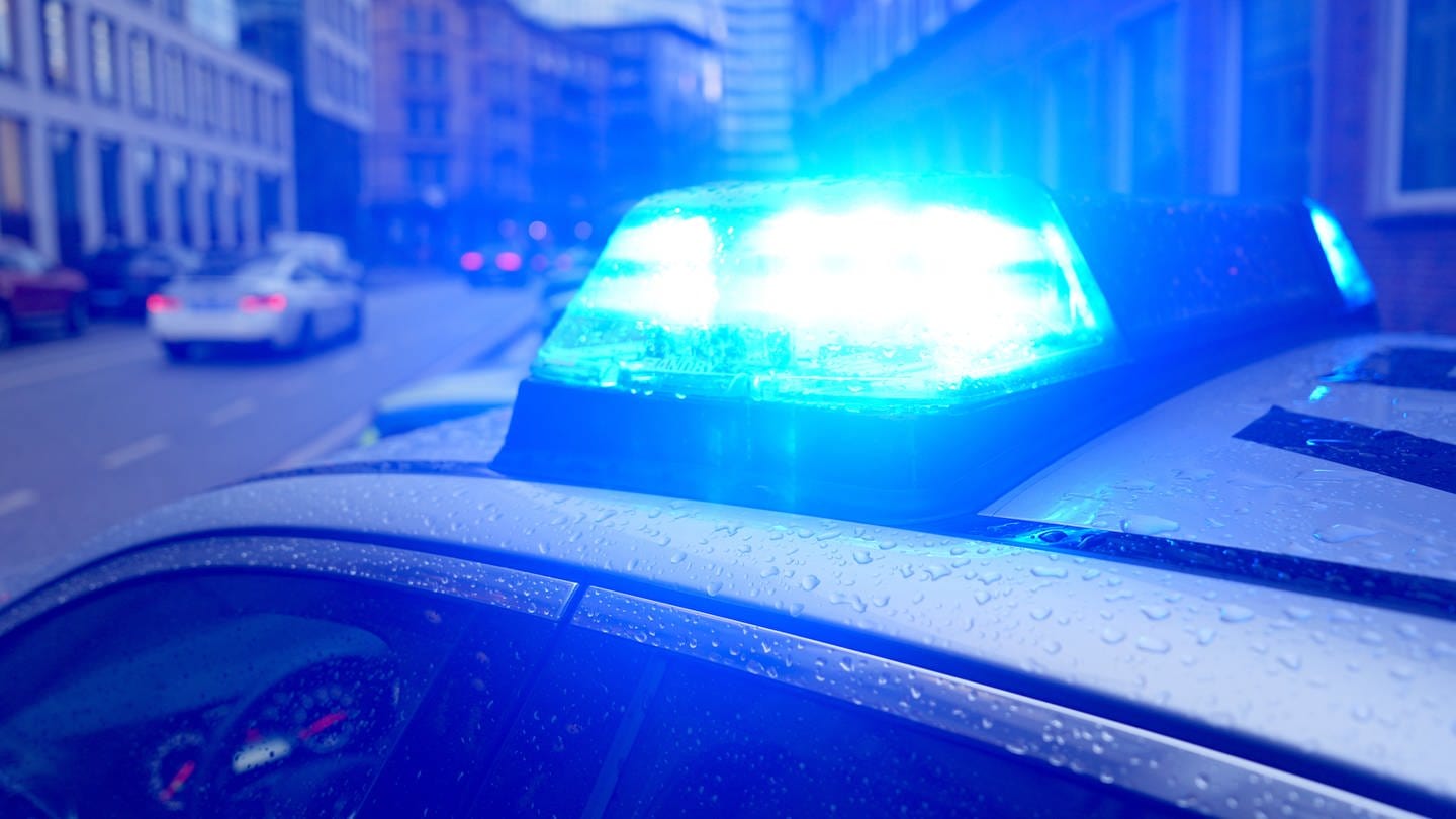 Blaulicht auf einem Polizeiauto. - In Konstanz gab es einen Großeinsatz. Gesucht wurde ein 18-Jähriger, der möglicherweise eine Waffe bei sich hatte.