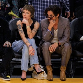 Halsey und Avan Jogia bei einem Spiel der NBA.