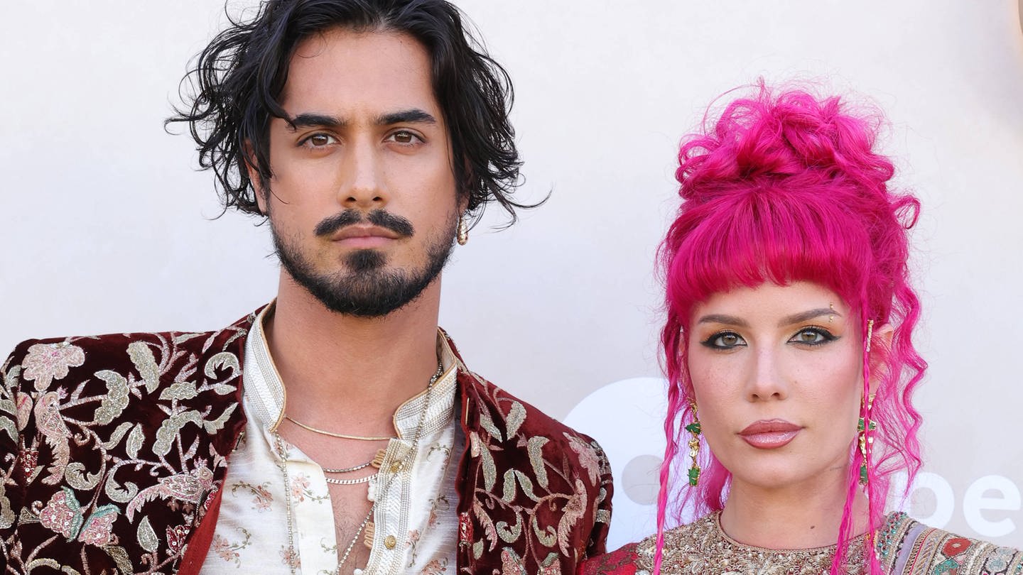 Avan Jogia und Halsey auf dem Roten Teppich.