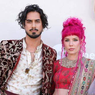 Avan Jogia und Halsey auf dem Roten Teppich.