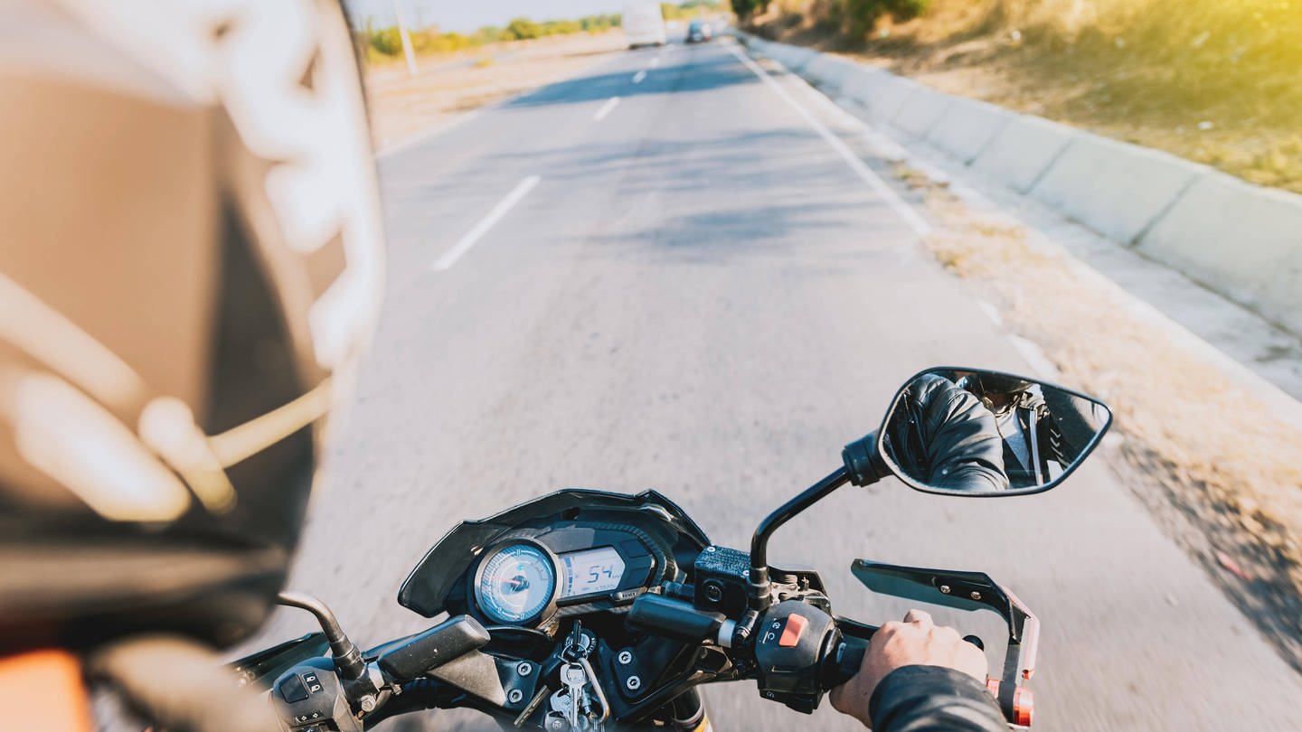 Motoradfahrer auf seinem Bike: In Dänemark droht einem Biker jetzt Haft wegen gefährlichem Fahren ohne Führerschein.