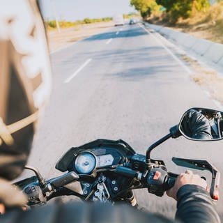 Motoradfahrer auf seinem Bike: In Dänemark droht einem Biker jetzt Haft wegen gefährlichem Fahren ohne Führerschein.