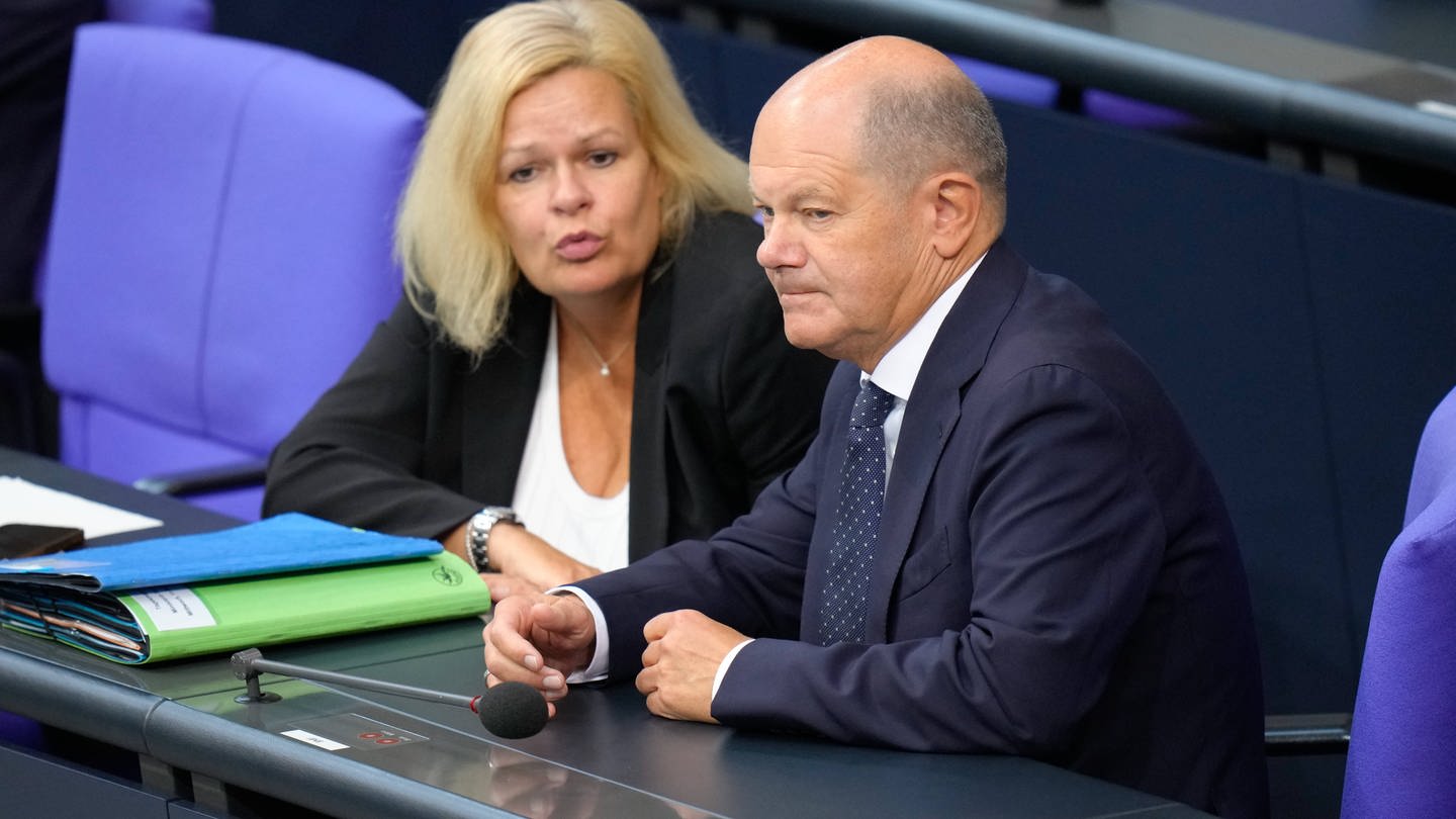 Bundeskanzler Olaf Scholz (SPD) in einem Dialog mit Innenministerin Nancy Faeser auf der Regierungsbank bei der 184. Sitzung des Deutschen Bundestag in Berlin.