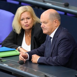 Bundeskanzler Olaf Scholz (SPD) in einem Dialog mit Innenministerin Nancy Faeser auf der Regierungsbank bei der 184. Sitzung des Deutschen Bundestag in Berlin.