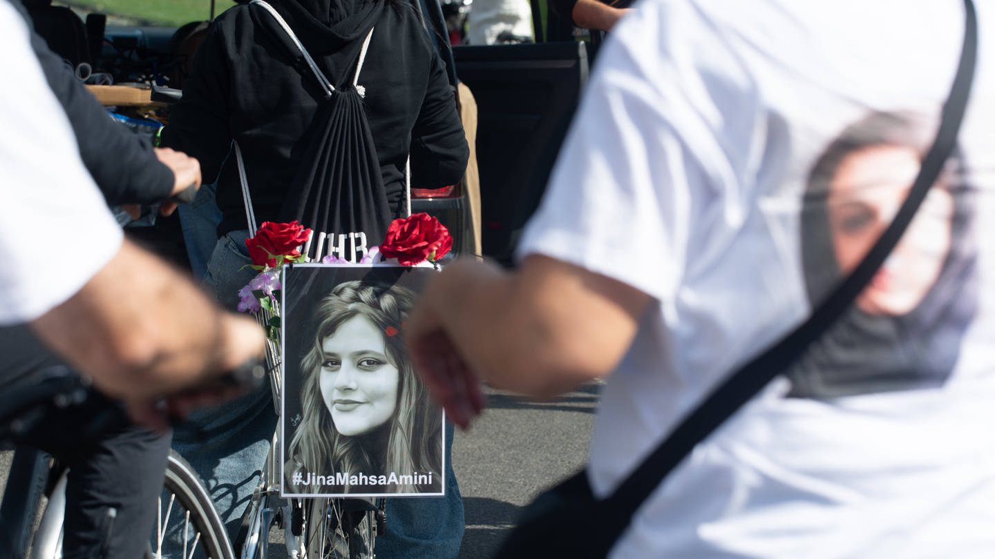 Ein Bild von Mahsa Amini bei einer Fahrrad-Demo in Köln an ihrem zweiten Todestag.