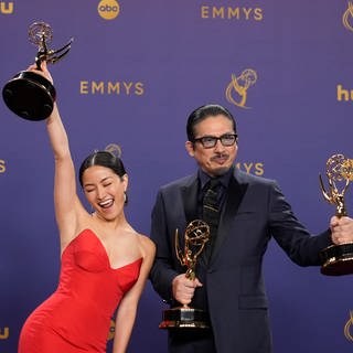 Anna Sawai und Hiroyuki Sanada aus der Serie "Shogun" posieren bei den Emmys 2024 im Peacock Theater in LA.