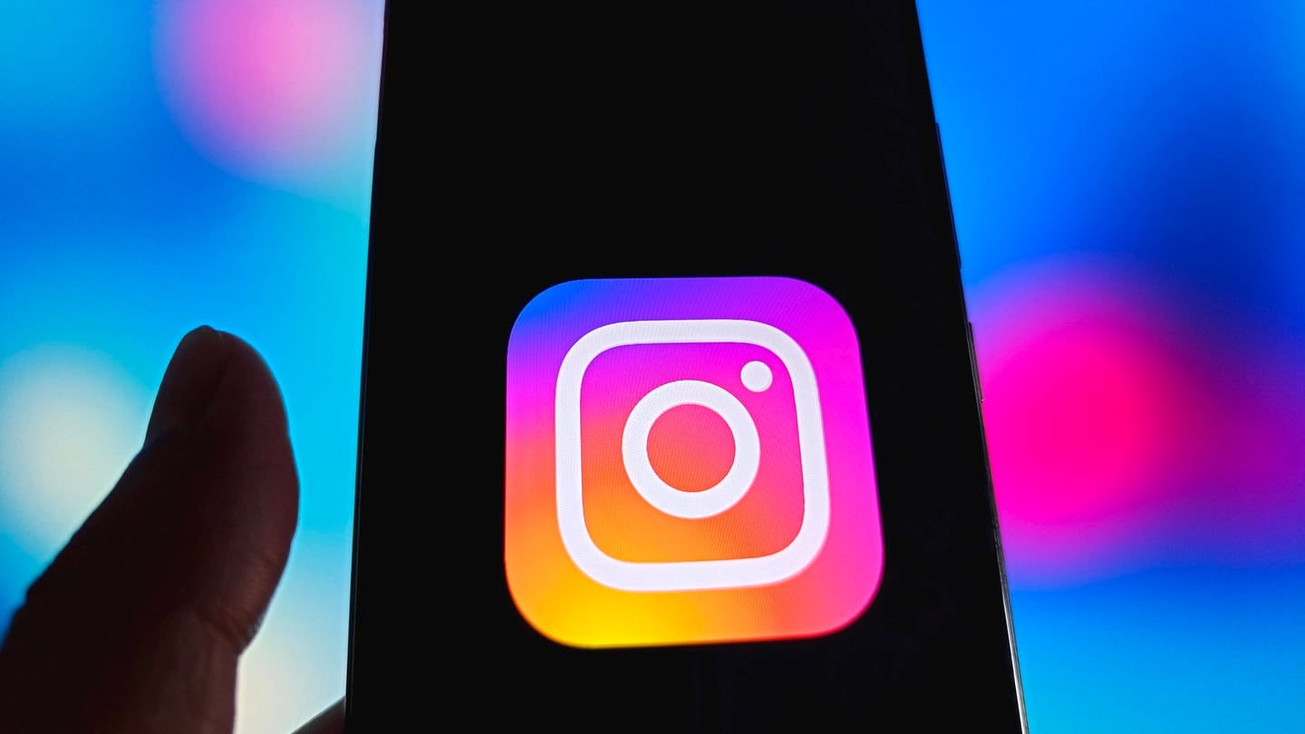 Das Instagram-Logo auf einem Smartphone.