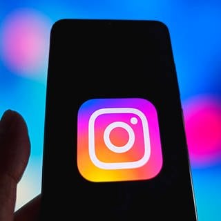 Das Instagram-Logo auf einem Smartphone.