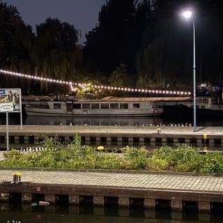 Ein Boot steht nach einem Unglück in einem Kanal. Beim Einsturz eines Daches auf einem Boot in Berlin-Mitte sind nach Angaben der Feuerwehr mehrere Menschen verletzt worden.