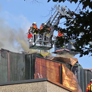 Das Dach der Hochschule Karlsruhe brennt