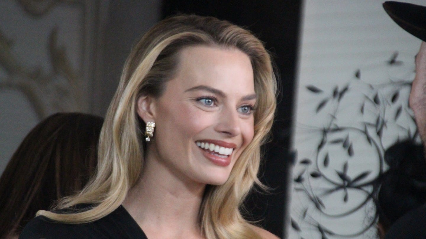 Margot Robbie kommt zu einer Benefizgala. Die Produktionsfirma der Schauspielerin soll beim geplanten Sims-Film involviert sein.